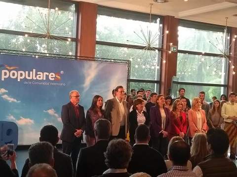 Isabel Bonig, Mª José Catalá y Mariano Rajoy junto con otros miembros del PPCV. | ELENA BUENO