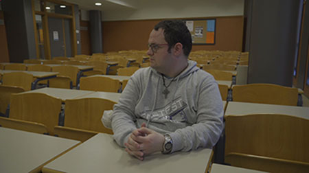 Claramonte en la UCH CEU; tras él, un aula vacía, reflexionando sobre los momentos en los que se sintió realmente solo.